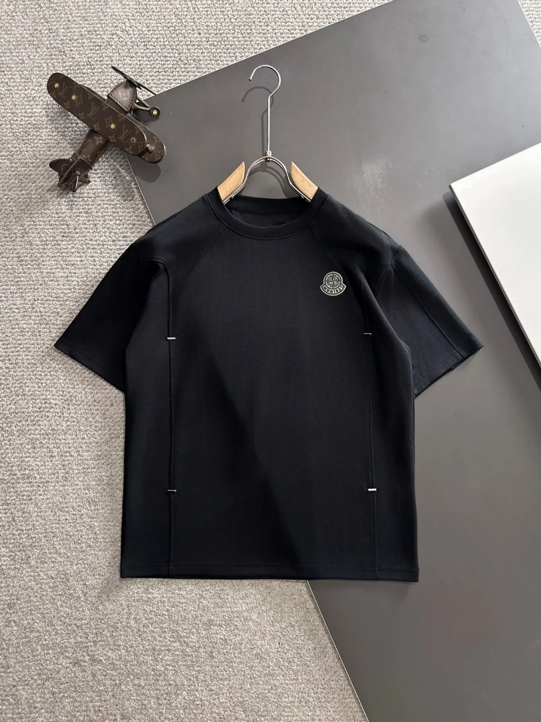 Next day shipment P300 High version Stone lsland/Stone Island 25ss spring and summer new high-end T-shirt Made with machines imported from Italy. Truly the most luxurious and high-quality style that you can wear with your eyes closed. Heavy combed fabrics. High-strength and heavy-weight fabrics feel substantial when weighed. The upper body is more textured than ordinary T-shirts and is not easy to deform. This texture can cope with the weather, absorb sweat and breathable, and is suitable for both hot and cold conditions! Perfectly produced with reference to the original stitch and stitch! The loose fit design is super noble. Custom-woven signature ribbed collar, cuffs, and hem. Really rare and rare goods Size: M-XXXL